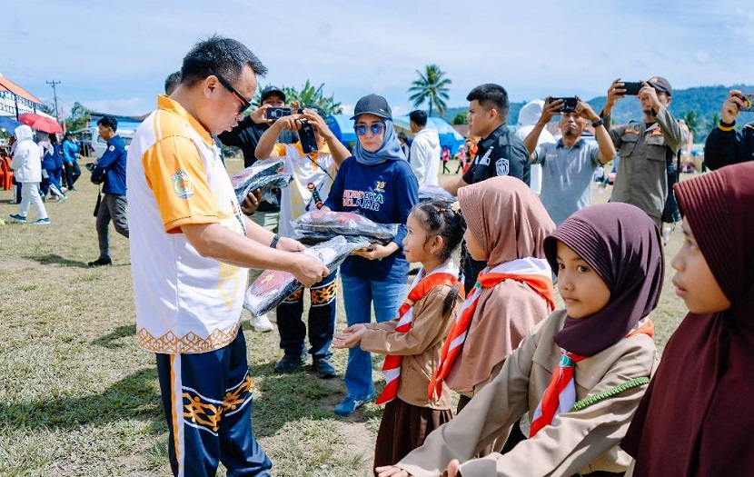 Bupati Delis Menggelar Pembagian Tas dan Seragam Gratis ke Siswa