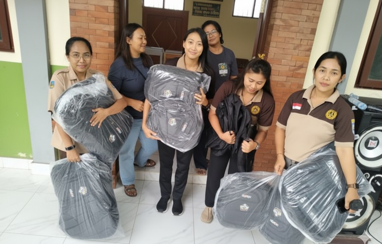 Disdikpora Bagikan Ribuan Tas Sekolah untuk Siswa