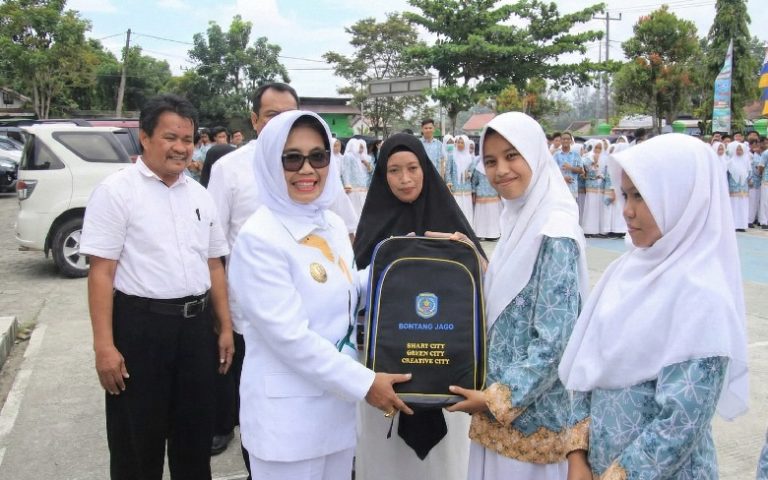 Pemkot Bontang Bagikan Tas Sekolah Gratis ke 38.500 Pelajar