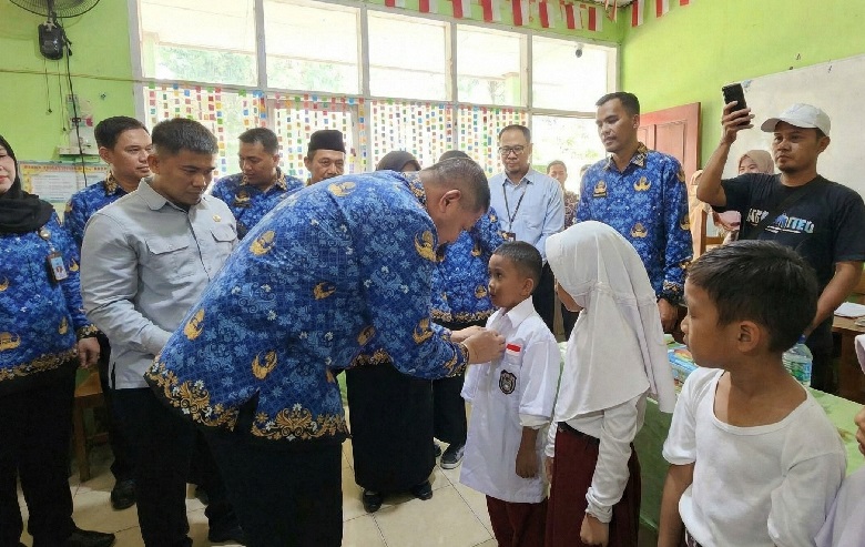 Pemkot Makassar Bagikan Seragam, Tas, dan Tumbler Gratis