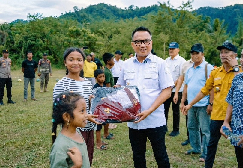 Terima Tas dan Seragam Baru Anak Menyoe Bersorak Gembira