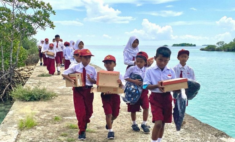 Ratusan Siswa Dapat Sepatu & Tas Gratis di Morowali Utara