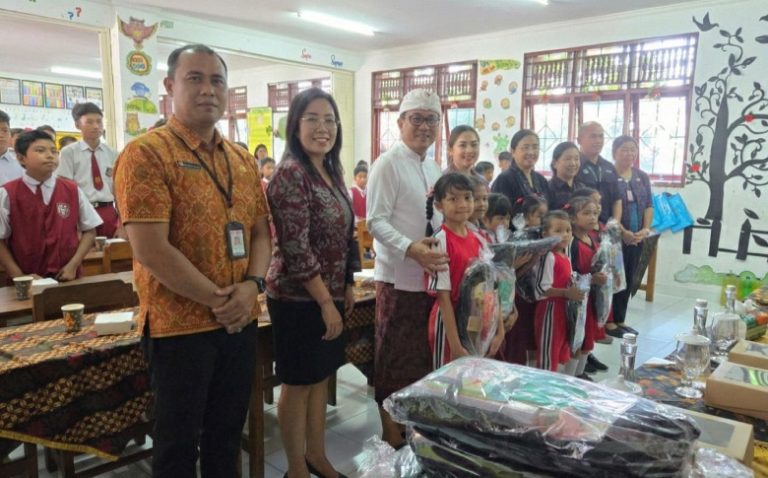 Siswa Korban Banjir Terima Tas Baru di SDN 2 Dangin Puri