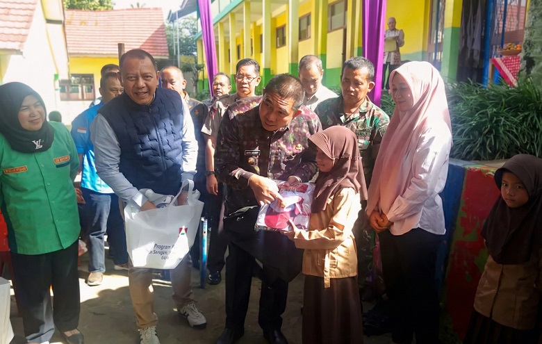 Launching Seragam Sekolah Gratis