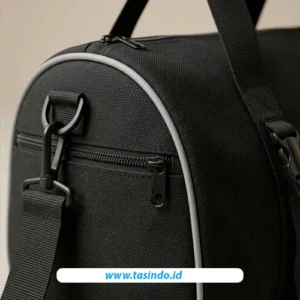 Detail saku depan, resleting, dan tali mini travel bag custom