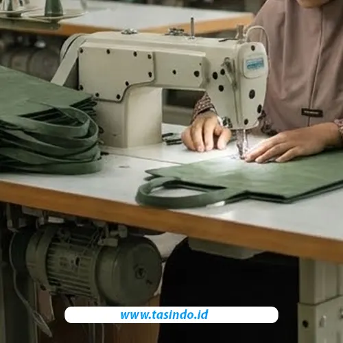 Proses produksi goodie bag custom di pabrik tas Surabaya