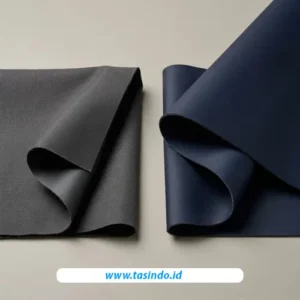 Contoh perbedaan karakter permukaan kain berlapis PU dan PVC untuk tas.