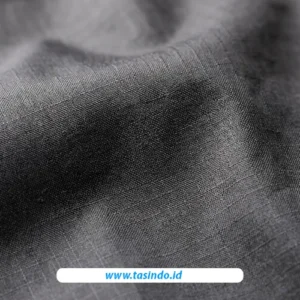 Detail kain Ripstop dengan pola benang penguat berbentuk kotak untuk bahan tas custom.