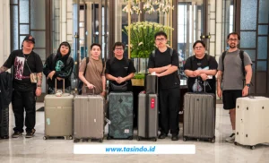 Tas travel custom digunakan peserta perjalanan wisata bersama rombongan